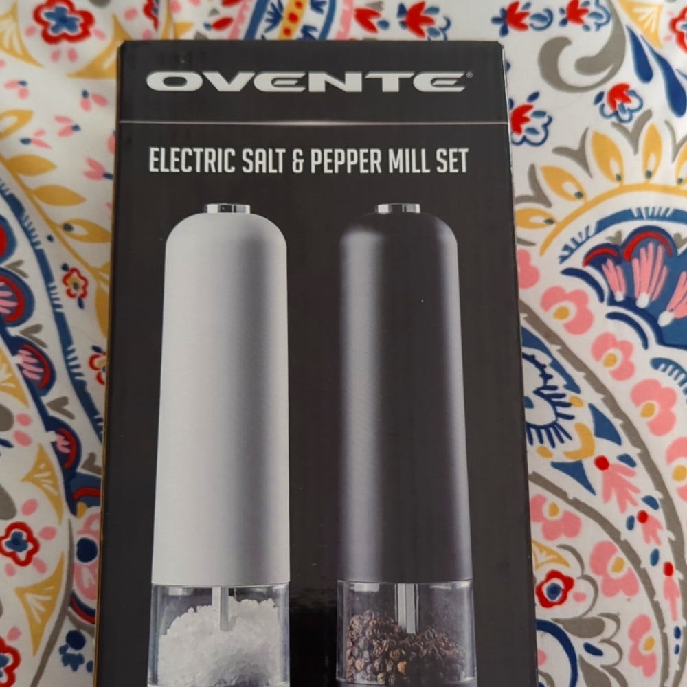 Electric salt and pepper mill set